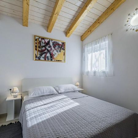 Modean In Pula - Haus Fuer 2-3 Personen Villa Exterior foto