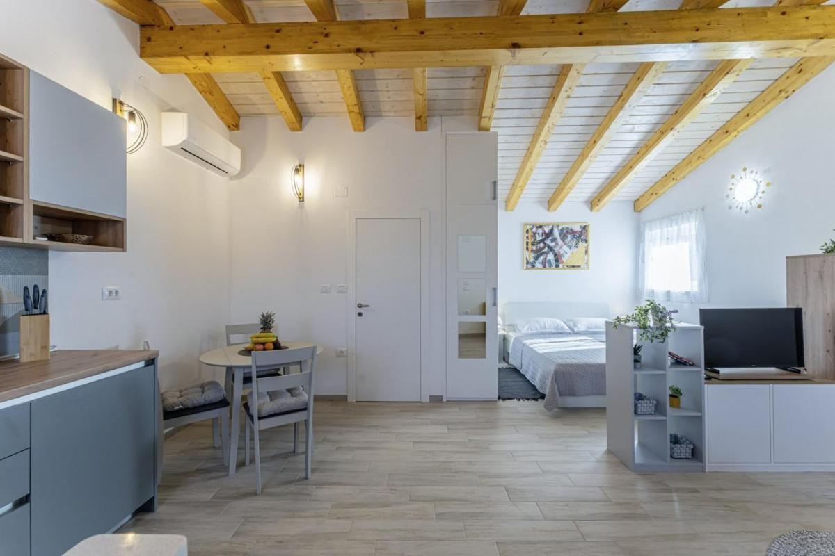 Modean In Pula - Haus Fuer 2-3 Personen Villa Exterior foto